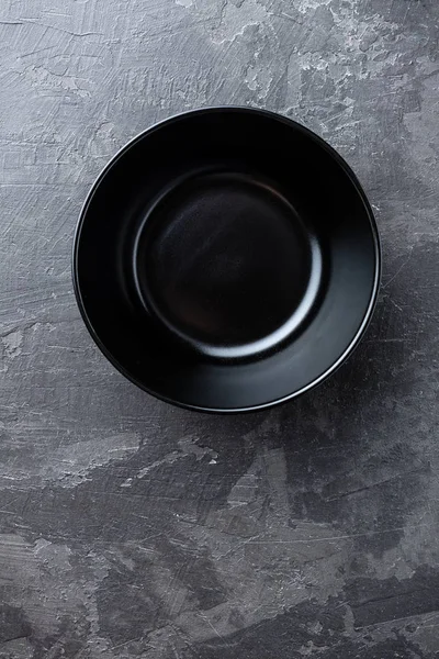Piatto zuppa nero vuoto su sfondo grigio scuro, vista dall'alto — Foto Stock