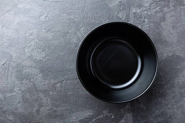 Boş siyah çorba tabağına koyu gri arka plan, üstten görünüm — Stok fotoğraf
