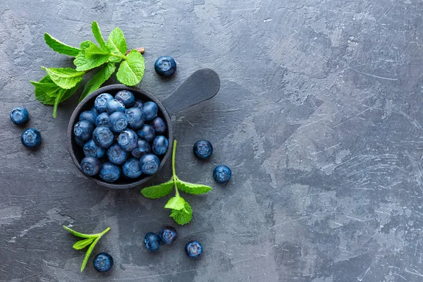 Fresh Blueberries in a bowl on dark background, top view. Juicy wild forest berries, bilberries. Healthy eating or nutrition. — Stock Photo, Image