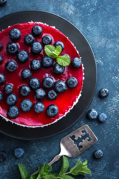 美味的蓝莓蛋糕与新鲜浆果和果酱，美味的芝士蛋糕 — 图库照片