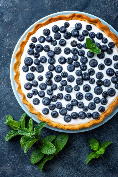 Lezzetli tatlı yaban mersini taze çilek ve krema, tatlı leziz cheesecake, berry pie ile tart. Fransız mutfağı — Stok fotoğraf