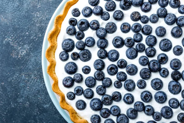 Lezzetli tatlı yaban mersini taze çilek ve krema, tatlı leziz cheesecake, berry pie ile tart. Fransız mutfağı — Stok fotoğraf