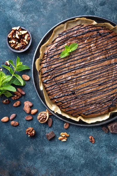 Вкусный шоколадный кекс с орехами — стоковое фото