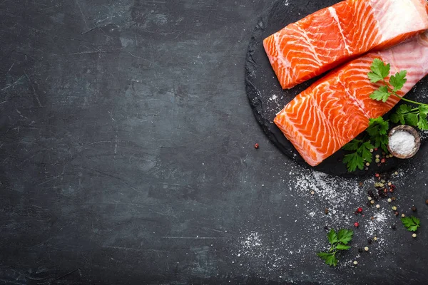 Filé de peixe de salmão cru sobre fundo preto — Fotografia de Stock