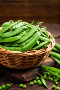 Sepet içinde taze yeşil bezelye
