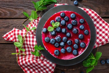 Taze meyveleri ve marmelat, cheesecake ile yaban mersinli pasta