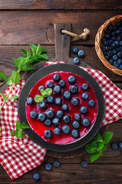 Taze meyveleri ve marmelat, cheesecake ile yaban mersinli pasta
