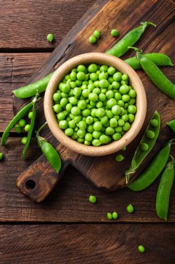 Taze yeşil bezelye sepeti ahşap tablo