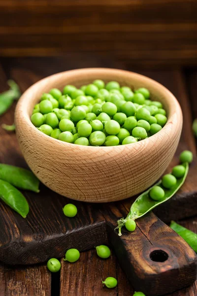 Färska gröna ärtor i skål — Stockfoto