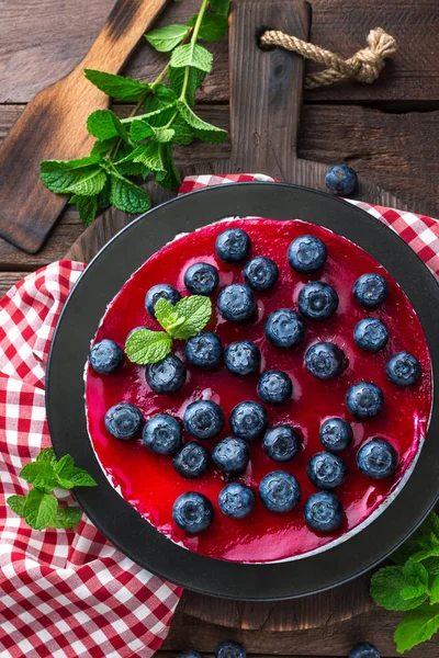 Черничный торт со свежими ягодами и мармеладом, чизкейк — стоковое фото