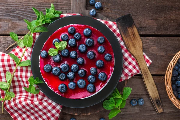 Gâteau aux myrtilles aux baies fraîches et confiture, gâteau au fromage — Photo