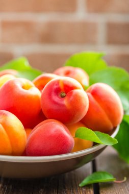 ahşap masa yapraklarda ile taze kayısı