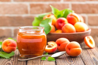 Bir kavanoz ve yaprakları ile taze meyveler kayısı