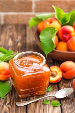 Bir kavanoz ve yaprakları ile taze meyveler kayısı