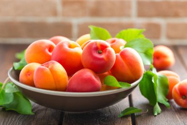 ahşap masa yapraklarda ile taze kayısı