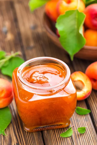 Bir kavanoz ve yaprakları ile taze meyveler kayısı