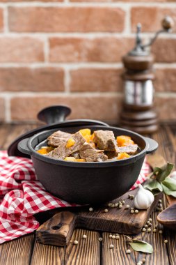 Lezzetli kızarmış biftek et suyu ile sebze, gulaş