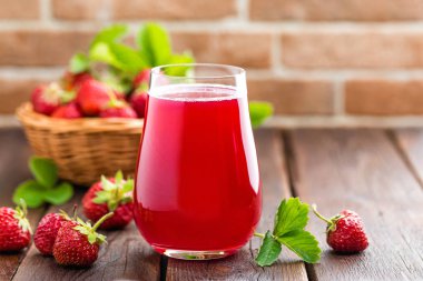 Çilek suyu ve taze çilek