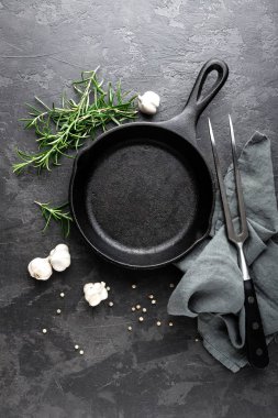 Dökme demir tava üzerinde koyu gri mutfak arka plan boş, yukarıdan görüntülemek