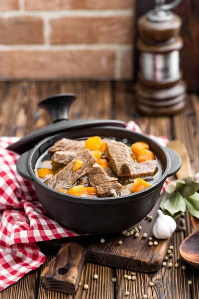 Delicious bräserad nötkött i buljong med grönsaker, gulasch — Stockfoto