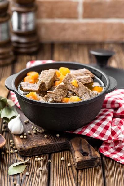 Lækkert braiseret oksekød i bouillon med grøntsager, gullasch - Stock-foto