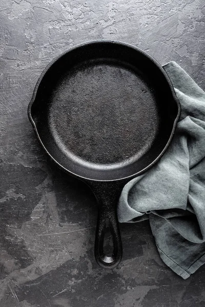 Sartén vacía de hierro fundido sobre fondo culinario gris oscuro, vista desde arriba — Foto de Stock