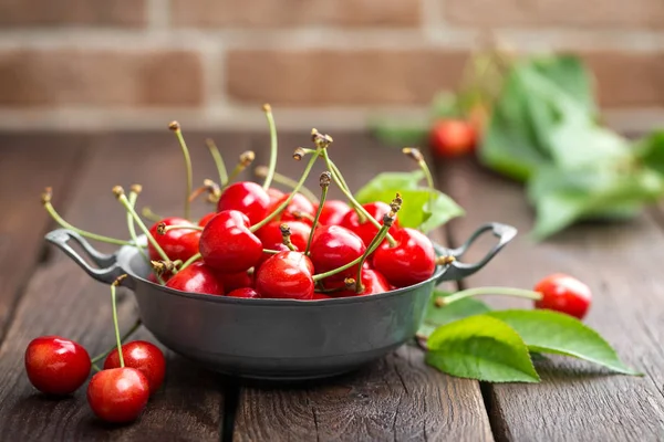 Cereza dulce con hojas de primer plano —  Fotos de Stock