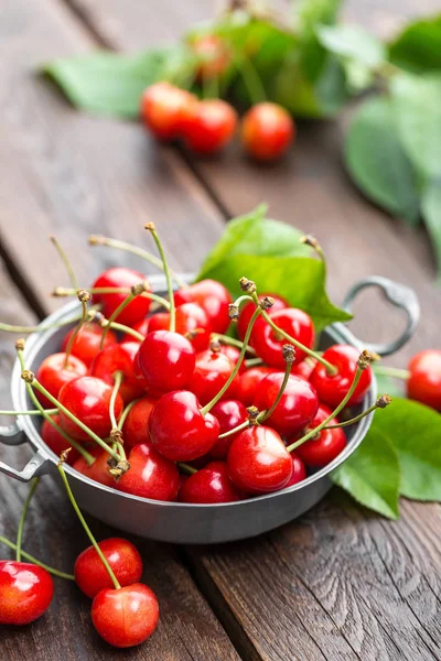 Sweet cherry med bladen närbild — Stockfoto
