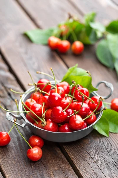 Sweet cherry med bladen närbild — Stockfoto