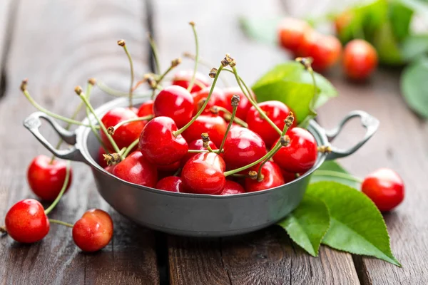 Sweet cherry with leaves closeup — Stock Photo, Image