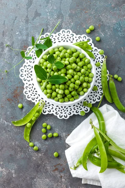 Guisantes verdes con hojas —  Fotos de Stock