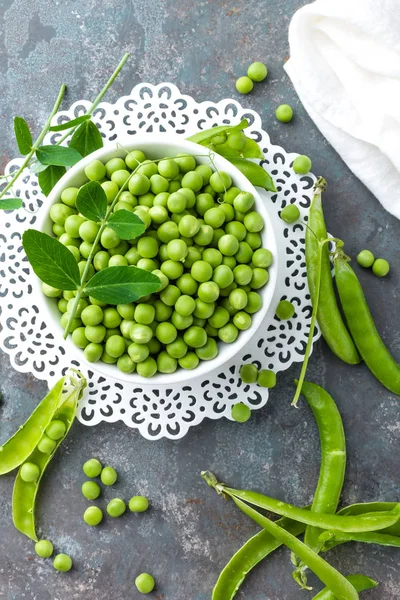 Guisantes verdes con hojas — Foto de Stock