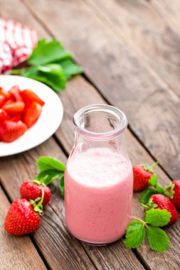 Taze çilek, lezzetli içki, kokteyl ile çilekli yoğurt