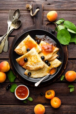 Taze blackcurrant ve kayısı reçeli ile Pancakes