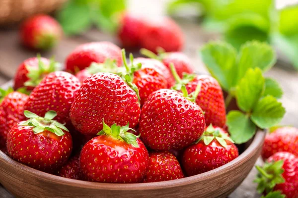 Fresh juicy strawberries with leaves. Strawberry. — Stock Photo, Image