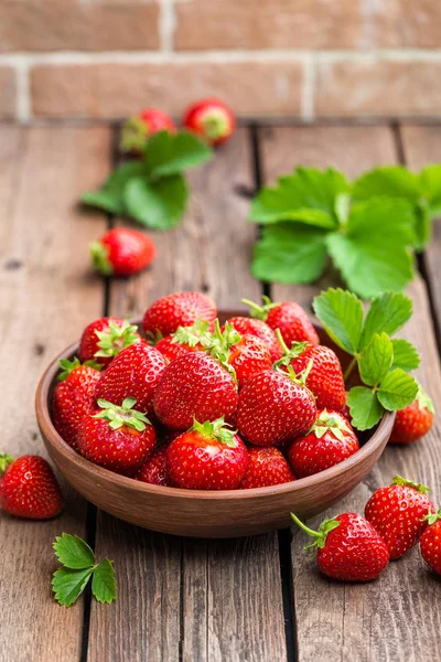 Frische saftige Erdbeeren mit Blättern. Erdbeere. — Stockfoto