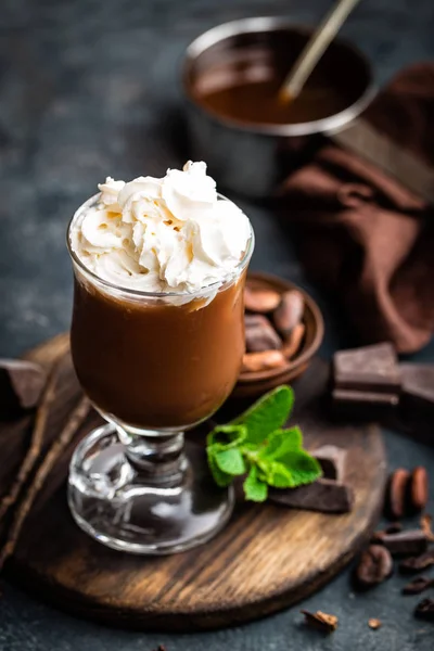 Bevanda al cacao freddo con panna montata, bevanda al cioccolato freddo, frappe al caffè su sfondo scuro — Foto Stock