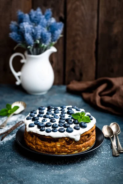 Bolo de mirtilo com bagas frescas e chantilly, cheesecake — Fotografia de Stock