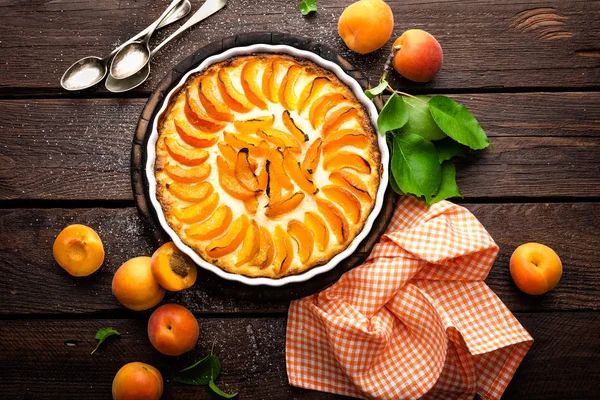 Tarta de albaricoque o pastel con frutas frescas, tarta de queso — Foto de Stock