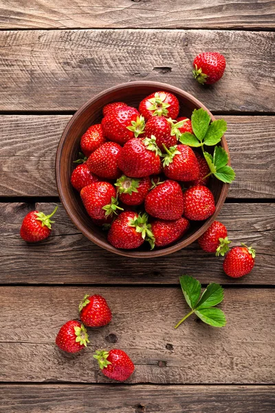 Frische saftige Erdbeeren mit Blättern. Erdbeere. — Stockfoto