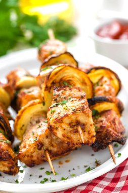 Şiş kebap veya Şaşlık şiş closeup beyaz arka plan üzerinde üzerinde ızgara