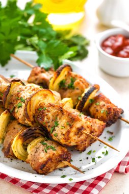 Şiş kebap veya Şaşlık şiş closeup beyaz arka plan üzerinde üzerinde ızgara