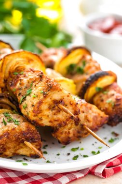 Şiş kebap veya Şaşlık şiş closeup beyaz arka plan üzerinde üzerinde ızgara