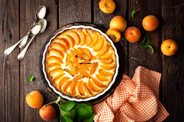 Tarta de albaricoque o pastel con frutas frescas, tarta de queso — Foto de Stock