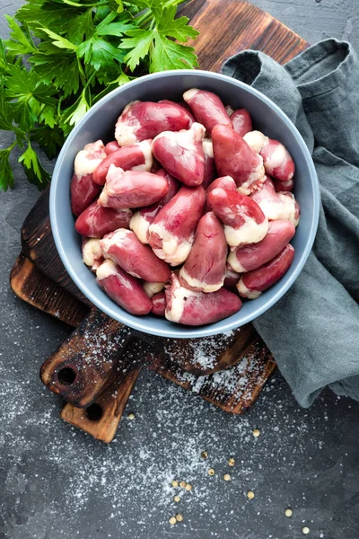 Cuori di pollo crudi, frattaglie — Foto Stock