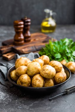 Siyah arka planda, stok fotoğraf ham patates