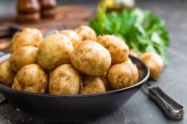 Siyah arka planda, stok fotoğraf ham patates