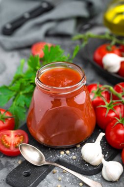 Domates salçası ve taze domates, domates püresi