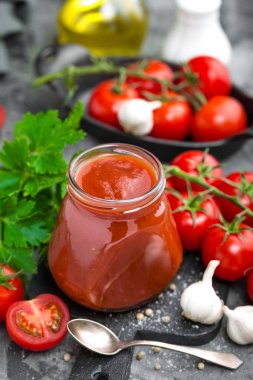 Domates salçası ve taze domates, domates püresi