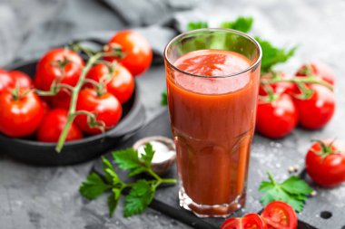 Domates suyu ve taze domates.
